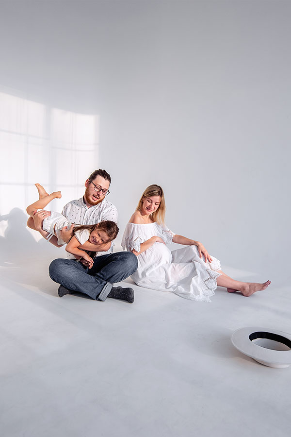 in-white-minimalistic-interior-the-family-is-havin-U5Q9HQSa